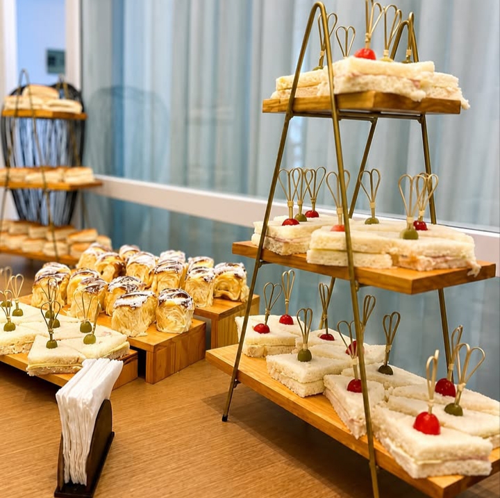 Mesa de café da manhã servida no evento